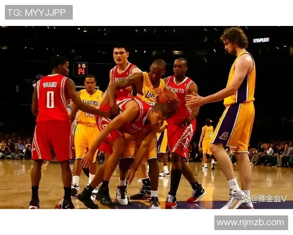 詹姆斯与姚明身高对比探讨篮球运动员身高对比赛的影响与意义 詹姆斯与姚明身高对比探讨篮球运动员身高对比赛的影响与意义